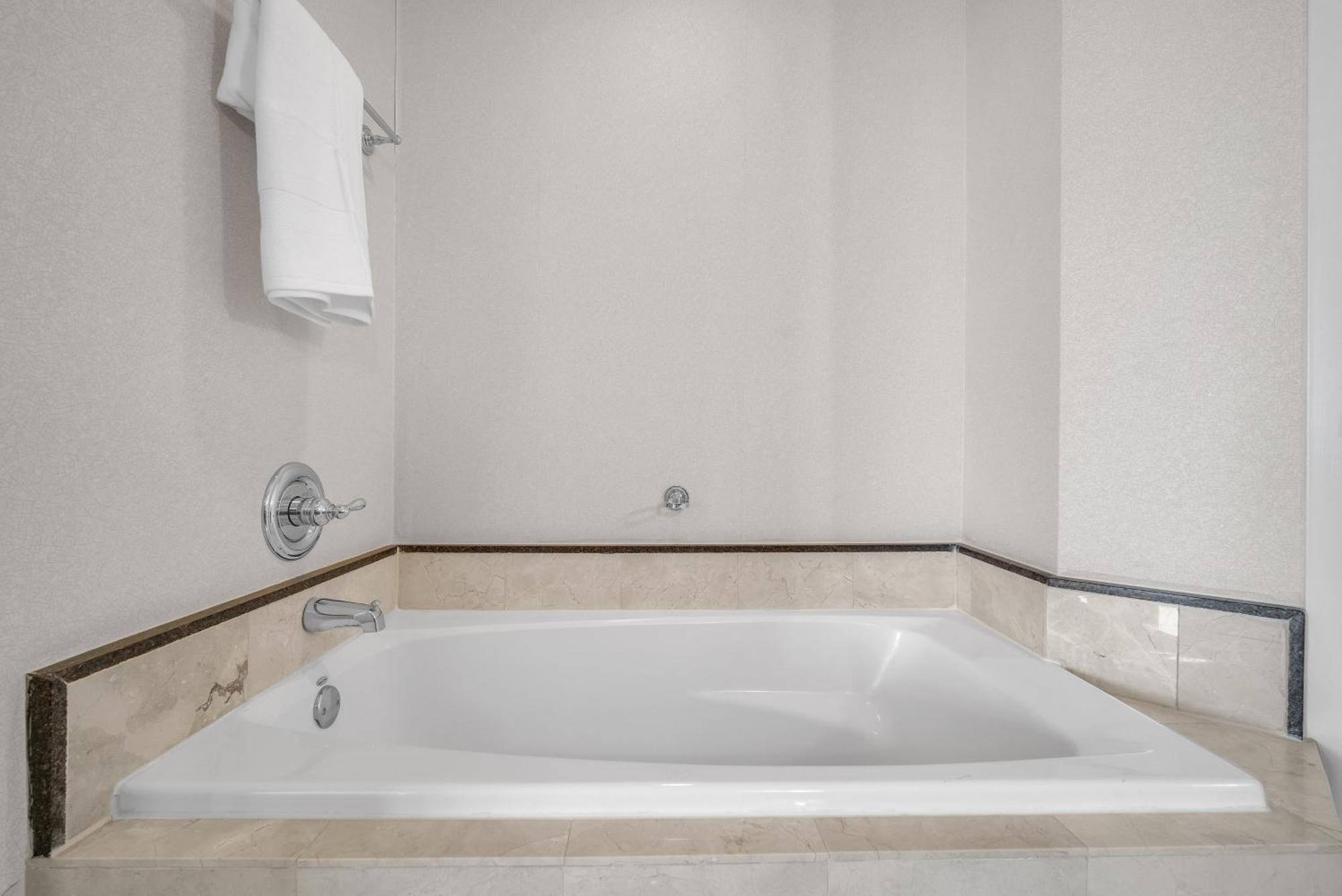 Trump Intl 2 Bedroom Apartment 1600 Sqf Ocean Front Маями Бийч Екстериор снимка